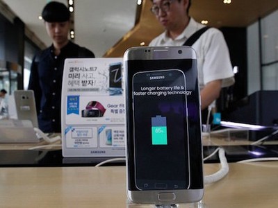 Sau khi phát hiện 35 trường hợp lỗi pin trong tổng số 2,5 triệu máy được bán ra, Samsung quyết định thu hồi Galaxy Note 7 ở 10 nước điện thoại này được phân phối đợt đầu. Ảnh: AP