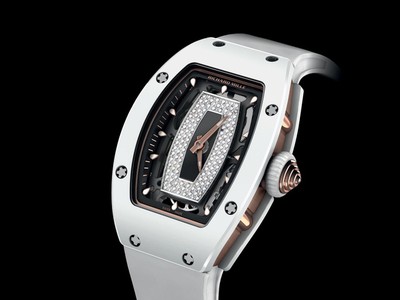 Chiếc RM 07-01 với phần vỏ từ ceramic trắng cùng dây cao su ton-sur-ton