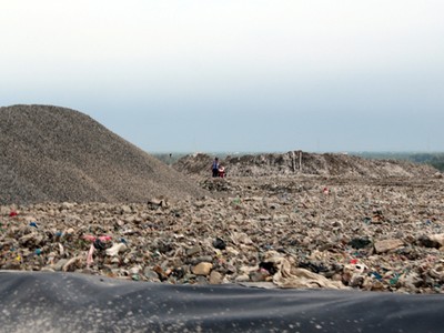 Khu chôn lấp rác và chứa nước thải của bãi rác Đa Phước phát sinh mùi hôi. Ảnh: Hữu Nguyên