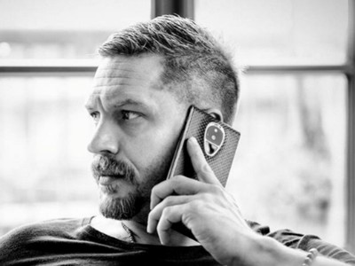 Nam tài tử Tom Brady là đại sứ cho thương hiệu điện thoại xa xỉ Solarin.