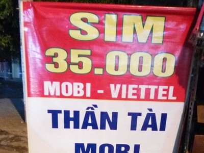 Một quầy hàng bán sim sinh viên công khai trên đường Trường Chinh.