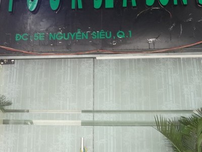 Vị khách Tây khẳng định địa chỉ mới hoạt động khoảng một tháng nay trước đây là nhà hàng Nightfall. Ảnh: Phạm Oanh.  