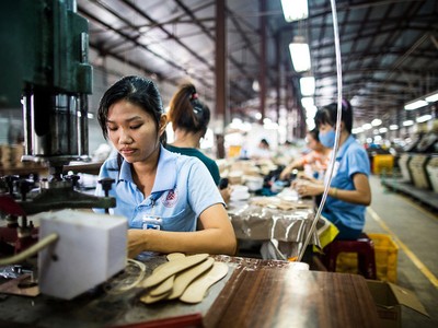 Mỗi người Việt phải gánh hơn 1.300 USD nợ công (Ảnh: Aaron Joel Santos)