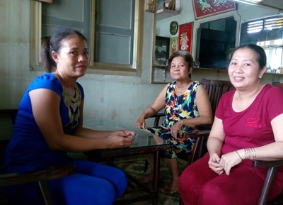 Chị Nguyễn Thị Ánh Đào (áo xanh) được hàng xóm đến chúc mừng.