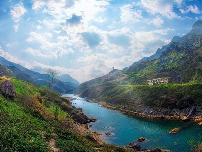 Nho Quế: Dữ dội và bình yên trên miền hoa đá