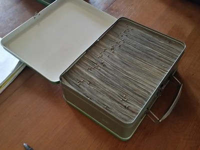 Vợ chồng trẻ bất ngờ tìm được hộp sắt cũ chứa 1 tỷ đồng