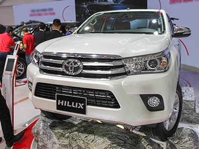Toyota Hilux 2016 giá từ 697 triệu, quyết đấu Ford Ranger