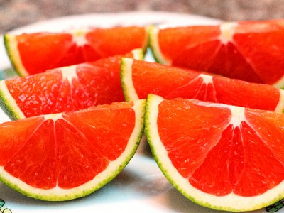 Cam ruột đỏ có màu khá lạ và bắt mắt. Ảnh: Phương Đông.