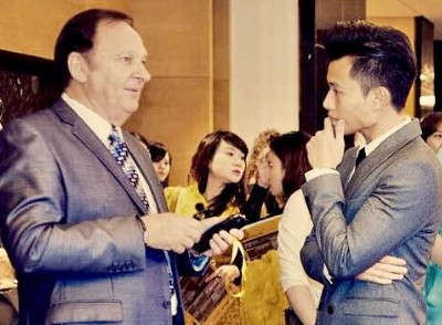 Nguyễn Thế Anh và đối tác người Mỹ trong một cuộc hội thảo.