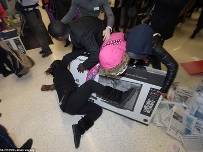 Người Mỹ giành giật hàng giảm giá Black Friday