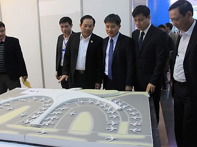 Lãnh đạo Bộ Giao thông Vận tải xem xét các phương án kiến trúc sân bay Long Thành. Ảnh: Đ.Loan