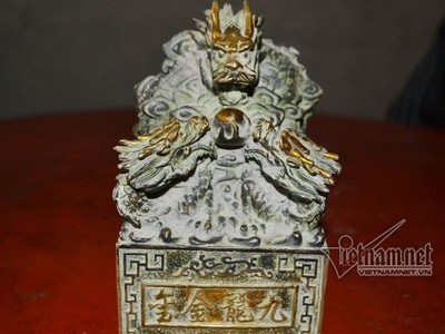 Mặt trước cổ vật ghi dòng chữ Hán tạm dịch là “Cửu Long Kim Tỷ”