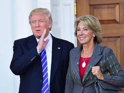 Tổng thống đắc cử Mỹ Donald Trump và Bộ trưởng Giáo dục tương lai, tỷ phú Betsy DeVos. Ảnh: SIPA