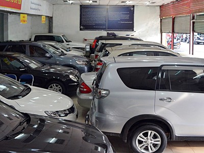 Ô tô cũ đắt hơn xe mới trăm triệu: Nghịch lý dân giàu Việt Nam