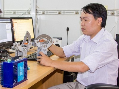 Chàng trai sinh năm 1985 làm việc trong phòng nghiên cứu robot. Ảnh: NVCC