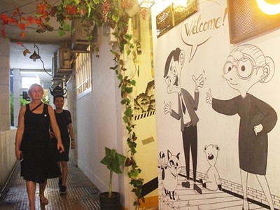 Hoạt động kinh doanh tại chung cư 42 Nguyễn Huệ vẫn diễn ra bình thường sau thông báo “trục xuất” doanh nghiệp. Ảnh: Phương Đông