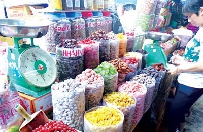 Bánh mứt không nhãn mác, phơi trần giữa chợ Bình Tây, quận 5, TP.HCM. Ảnh: Uyên Phương.