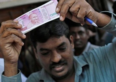 Người Ấn Độ đang rất chật vật gom đủ tiền mặt cho sinh hoạt hằng ngày. Ảnh: Reuters