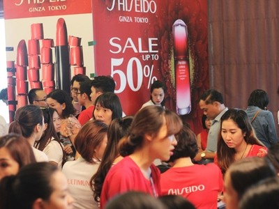 Hàng hiệu đua “siêu giảm giá” cuối năm