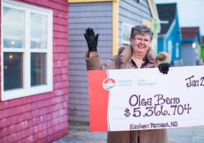 à Olga Beno và giải thưởng 5,3 triệu CAD. Ảnh: Atlantic Lottery