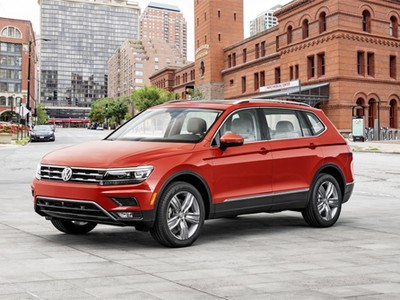 Tiguan bản 7 chỗ có kích thước lớn hơn bản tiêu chuẩn do kéo dài thêm cả chiều dài tổng thể lẫn trục cơ sở để thêm chỗ cho hàng ghế thứ 3.