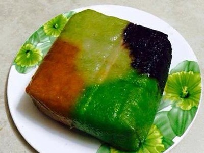 Làm một chiếc bánh chưng ngũ sắc cũng cầu kỳ hơn tất thảy. Gạo nếp được ngâm trong nước tạo màu tự nhiên từ 2-3 tiếng rồi đồ chín. Phần màu xanh của gạo có từ nước lá riềng xay, màu vàng của nghệ tươi, màu đỏ của gấc, và màu tím của nước lá cẩm. Tương ứng với 5 màu, bánh chưng ngũ sắc tạo nên 5 mùi vị khác nhau mà vẫn giữ nguyên hương vị mềm dẻo của gạo nếp.