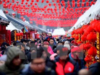 Người dân tập trung tại một ngôi chùa để cầu một Năm mới tốt lành tại Thẩm Dương, tỉnh Liêu Ninh,Trung Quốc. (Nguồn: AFP/TTXVN)