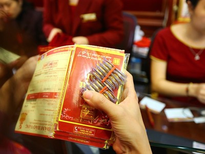 Những người dân đầu tiên sở hữu vàng ngày Thần Tài sau khi xếp hàng từ sáng sớm.