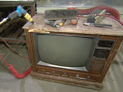 Đây là một trong hàng nghìn chiếc TV mà công ty tái chế tìm được số tiền khủng vẫn xử lý hàng ngày. Ảnh: Cbc. 