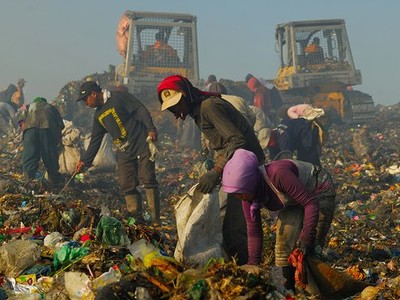 Những người nhặt rác tại một khu rác thải ở Medan, Indonesia. Khoảng 93 triệu dân Indonesia đang sống dưới mức chuẩn nghèo “vừa phải” mà Ngân hàng Thế giới đặt ra là 3,10 USD/người/ngày. (Nguồn: SabirinManurung).