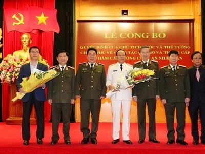 Bộ trưởng Tô Lâm cùng các đại biểu chúc mừng Thứ trưởng Lê Quý Vương. Ảnh MPS