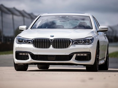 Ô tô BMW, Mercedes đồng loạt tăng giá gần gấp đôi