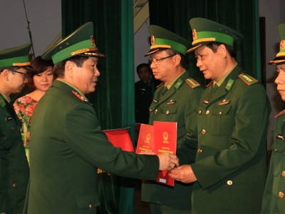 Trung tướng Phạm Huy Tập trao quyết định điều động, bổ nhiệm cho các cán bộ. Ảnh báo Biên phòng