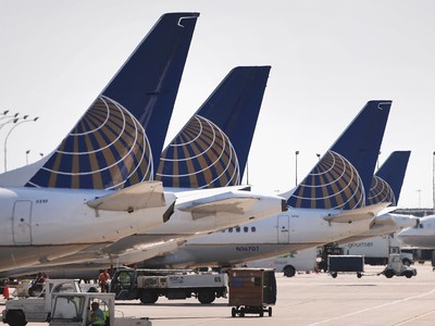 Lôi khách ra khỏi máy bay, United Airlines mất 1,1 tỷ USD