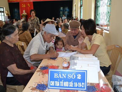 Việc chi trả lương hưu hiện nay chủ yếu là bằng tiền mặt