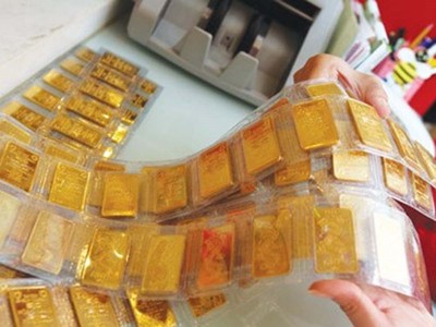 Thị trường tài chính 24h: Nội xả ồ ạt, ngoại gom mạnh