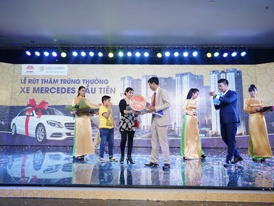 Chị Yến, chủ nhân sở hữu căn hộ Jasmine1 – 12.09 đã trở thành người may mắn nhất trúng chiếc Mercedes đầu tiên từ Tập đoàn Hà Đô