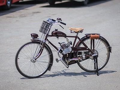 Chiếc xe sử dụng nhiên liệu xăng pha dầu.