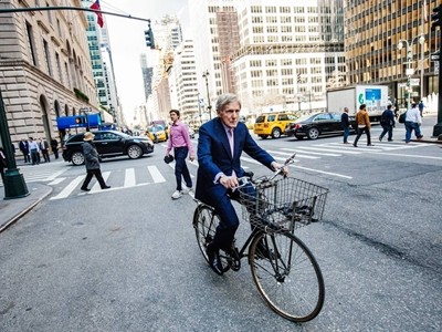 Wilmer đạp chiếc xe với đôi lốp cọc cạch đi làm. Ảnh: WSJ