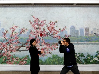 Phóng viên nước ngoài chụp ảnh nhân viên trạm tàu điện ngầm Triều Tiên. Ảnh: Reuters