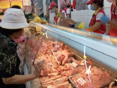 Giá bán thịt tại các siêu thị có giảm so với trước, nhưng không nhiều. 
