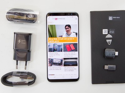Galaxy S8 và S8+ bán ra tại Việt Nam có kèm theo một tai nghe cao cấp AKG bên cạnh các phụ kiện như sạc nhanh, cáp USB Type-C, hai adapter để chuyển đổi từ micro USB qua USB Tyce C và USB OTG.