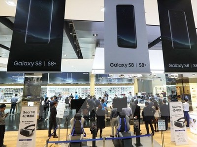 Điện thoại Galaxy S8 và S8 Plus trưng bày tại trụ sở của Samsung ở Seoul ngày 19/4. (Nguồn: EPA/TTXVN)