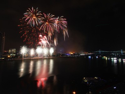 Pháo hoa rực sáng trên bầu trời Đà Nẵng