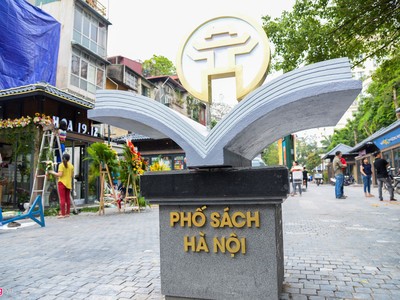 Phố sách Hà Nội nhộn nhịp chuẩn bị khai trương