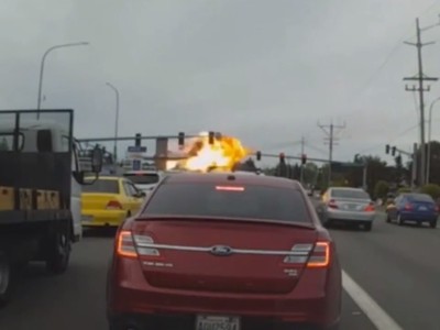 Máy bay lao sượt cột điện, bốc cháy trên đường ở Mỹ