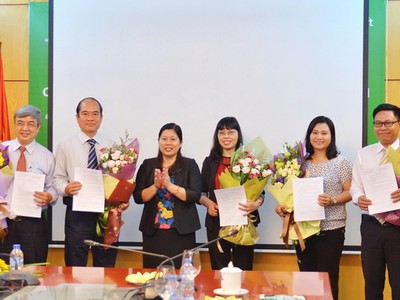 Thứ trưởng Bộ Tài nguyên và Môi trường Nguyễn Thị Phương Hoa trao quyết định và chúc mừng các cán bộ được bổ nhiệm. Ảnh: Bộ Tài nguyên và Môi trường