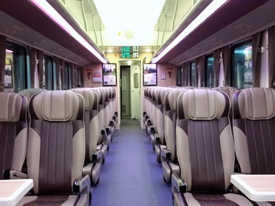 Ghế ngồi kiểu mới, rộng rãi, có giá để chân, có thể ngả ra thành giường ngủ. Ảnh: Thanh Tuyết.