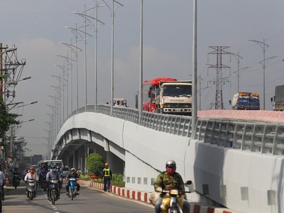 Cầu vượt hơn 500 tỷ đồng phía Tây TP HCM thông xe trước 3 tháng
