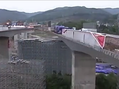 Cầu 15.000 tấn quay 120 độ ở Trung Quốc